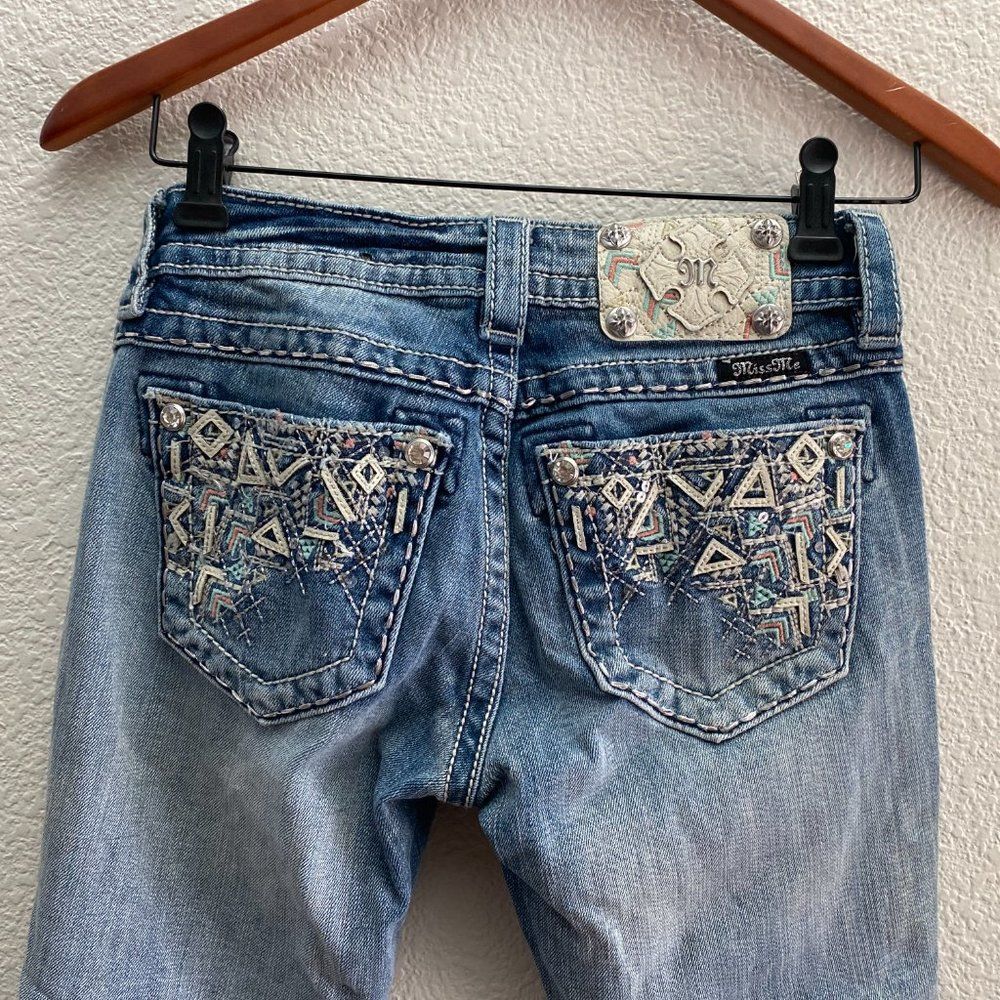 MISS ME Signature Cropped Jeans Medium Wash Size 25 Intricate Stitch JE8131C - Picture 3 of 6